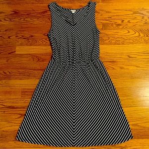 Cute, casual, sleeveless dress. Merona brand. Size Medium. Great condition.